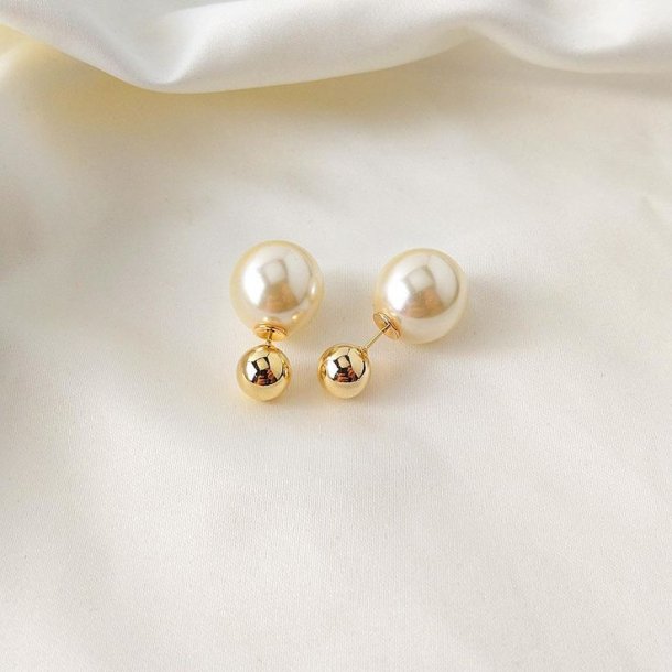 Pearl studs